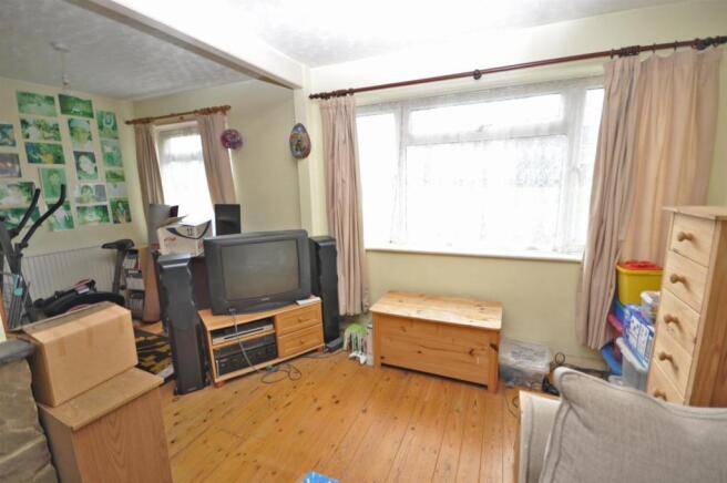 L-SHAPED LIVING ROOM