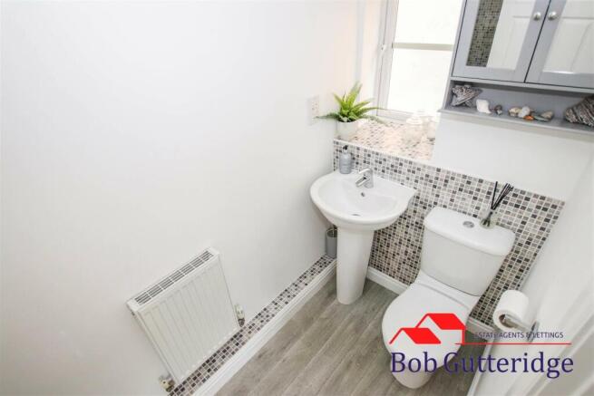 EN-SUITE SHOWER ROOM