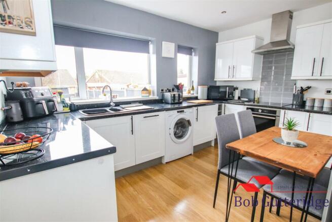 FITTED KITCHEN