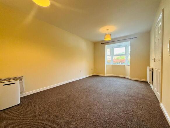 Living / Dining Room:
