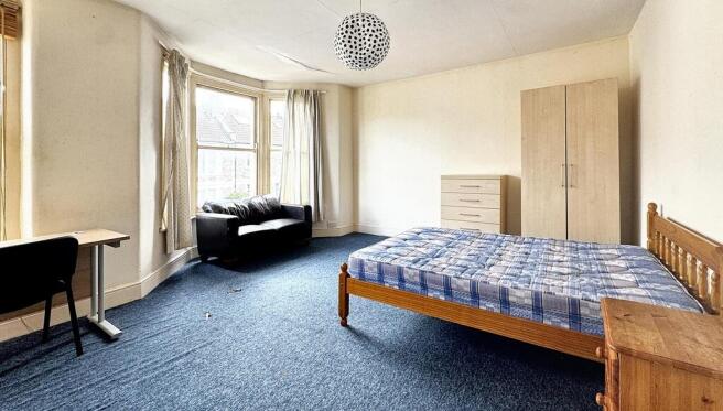 Bright, well-presented double bedroom with a la...