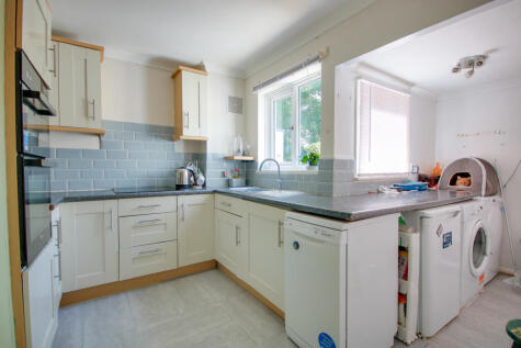 Harefield! Popular Location! Separate Kitchen!