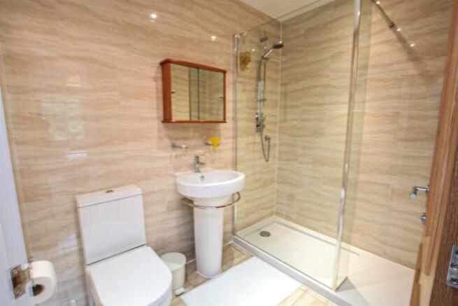 EN-SUITE SHOWER ROOM