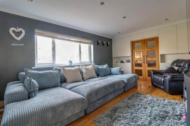 5 bed Detached for sale Image 10