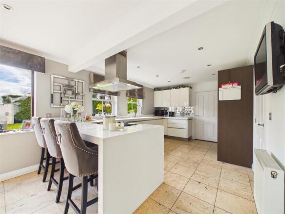 5 bed Detached for sale Image 5
