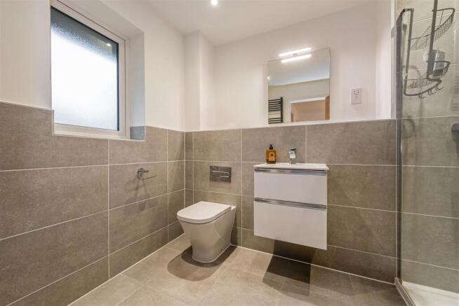 En Suite to Bedroom 1