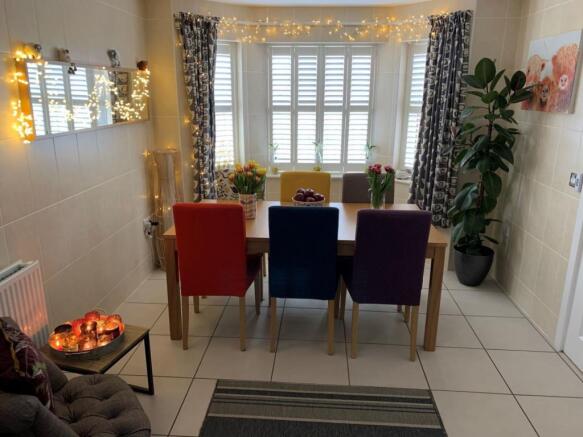 KITCHEN/DINING ROOM