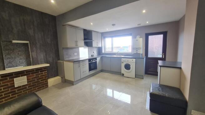 2 bed Terraced to rent Image 4