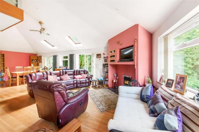 LOUNGE AREA