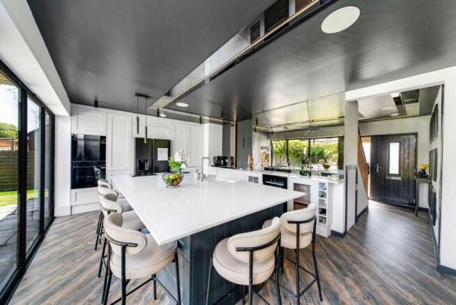 OPEN PLAN DINING KITCHEN AND FAMILY ROOM