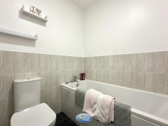 4 bed Semi-Detached for sale Image 4