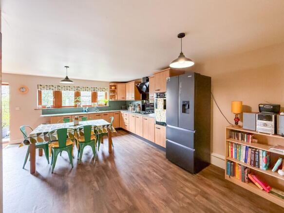 3 bed Semi-Detached for sale Image 12