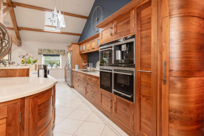 9 bed Detached for sale Image 5