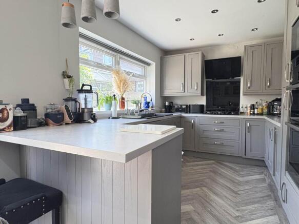 4 bed Semi-Detached for sale Image 5