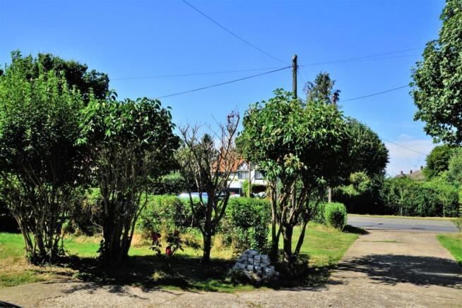 Front Garden + Parki