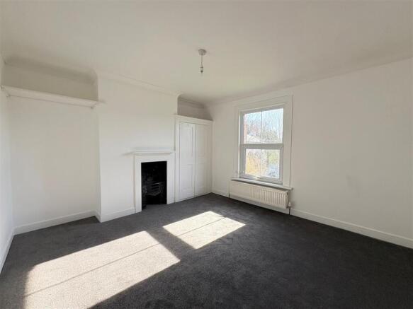 Bedroom middle floor - Pic 2.jpg