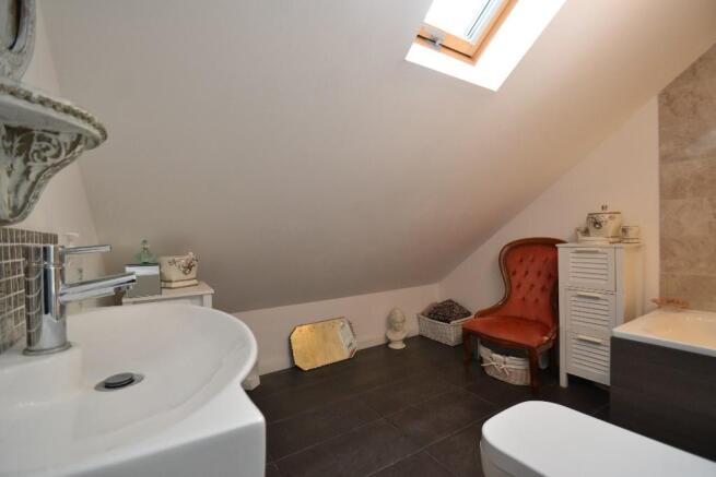 Main bathroom 