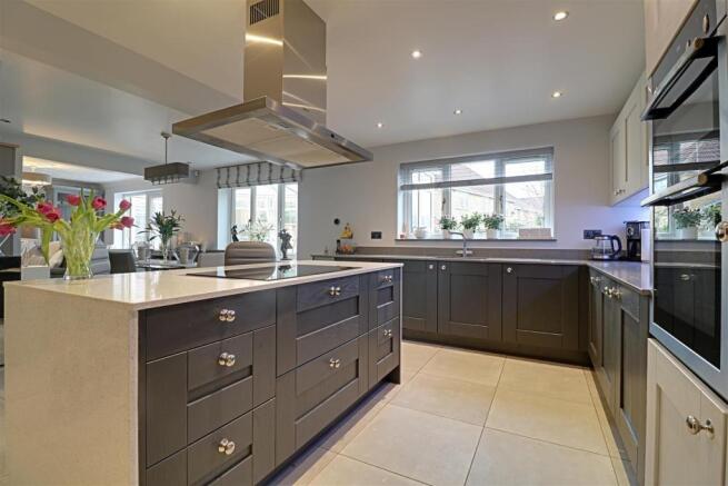 FULLY FITTED KITCHEN measuring