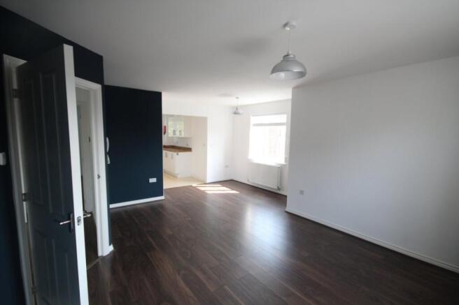 2 bed Apartment to rent Image 4