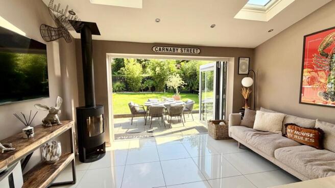 5 bed Detached for sale Image 8
