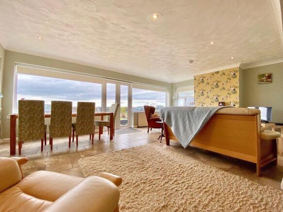 Lounge/Dining ...