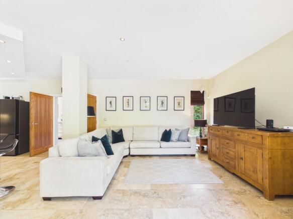 6 bed Detached for sale Image 9
