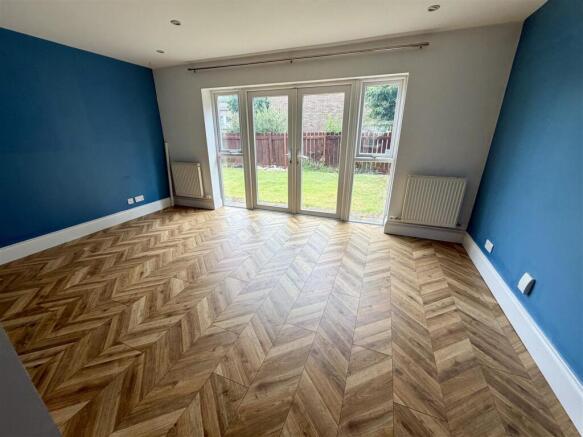 4 bed Detached to rent Image 7
