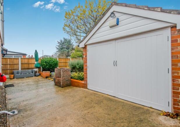 Off Street Parking / Detached Garage / Driveway: