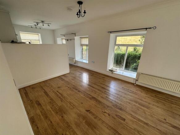 2 bed Apartment to rent Image 6