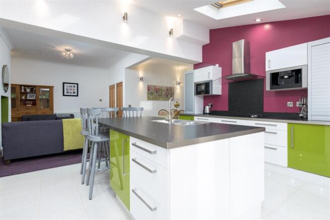 LIVING FAMILY KITCHEN
