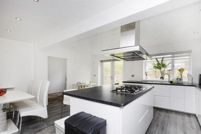 5 bed Detached for sale Image 7
