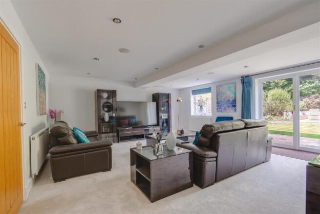 5 bed Semi-Detached for sale Image 6