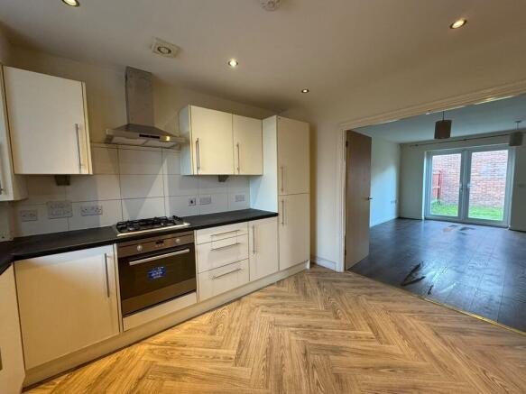 Semi-Detached to rent Image 6