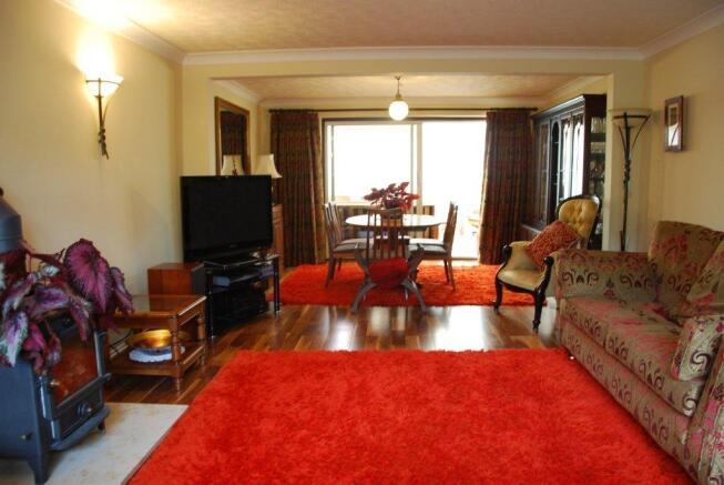 LOUNGE/DINING ROOM