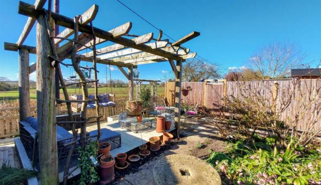 DELIGHTFUL REAR GARDEN