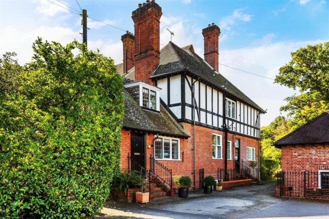 house. estate agency Frensham 7 The Grange