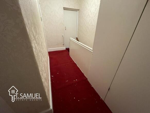 Upstairs hallway A.JPG