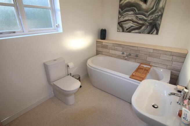 Family Bathroom / WC