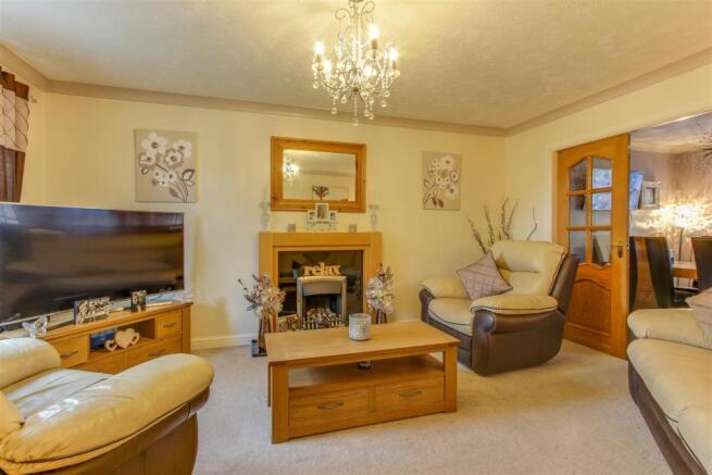 23 Whitland Way-9.jpg