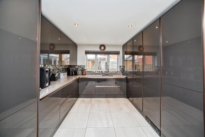 5 bed House for sale Image 4