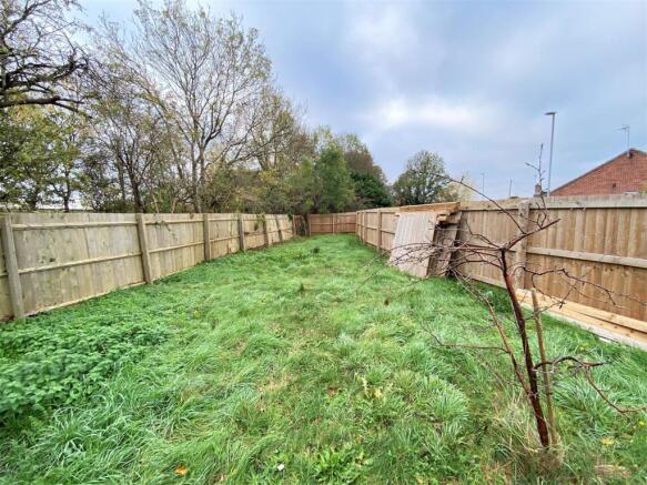 Generous Side Garden 758