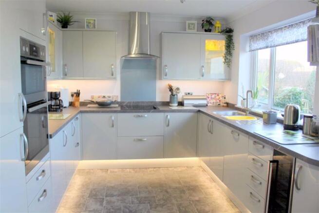 KITCHEN/BREAKFAST ROOM