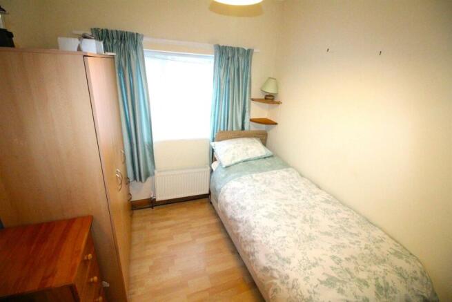 14 Chatsworth Gardens-Bed3.JPG