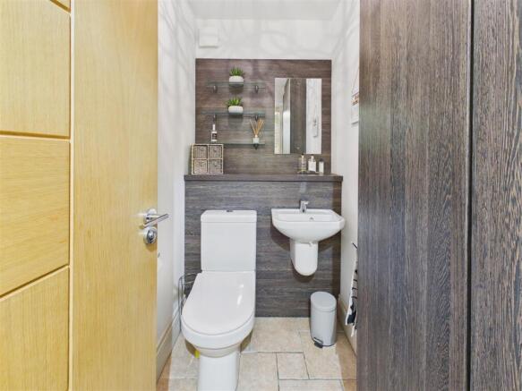 5 bed Detached for sale Image 7