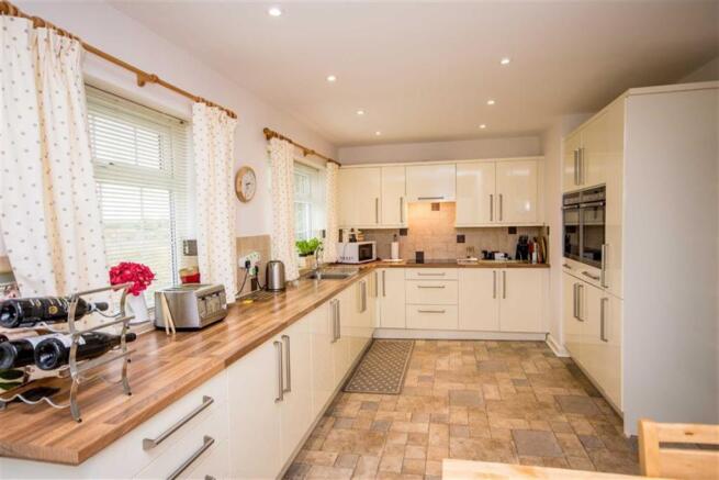 KITCHEN/BREAKFAST ROOM