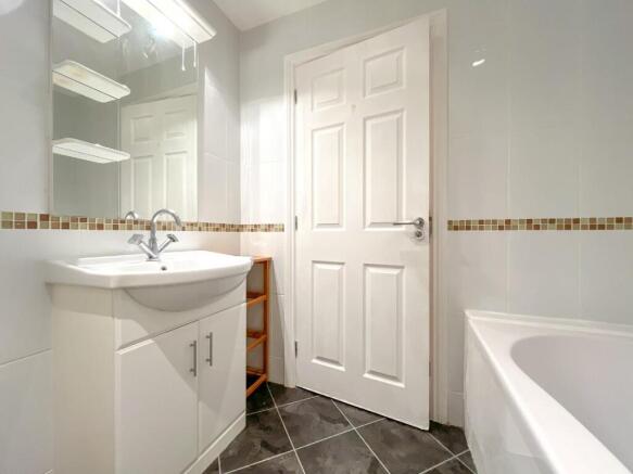4 bed House to rent Image 9