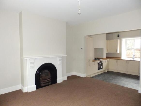4 bed House to rent Image 4