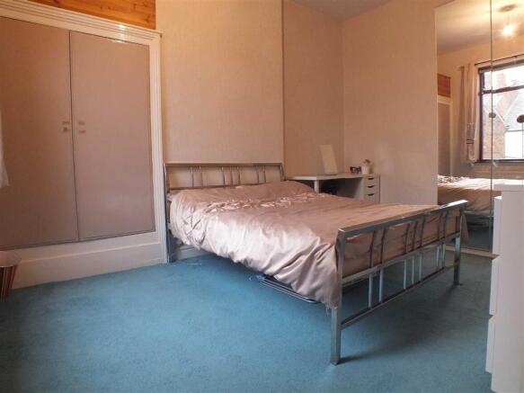 REAR DOUBLE BEDROOM 