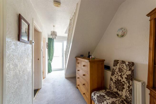 8 Trostrey Close-11.jpg