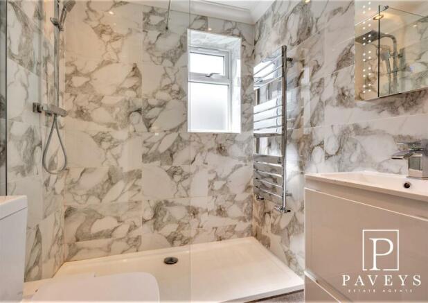 EN-SUITE SHOWER ROOM